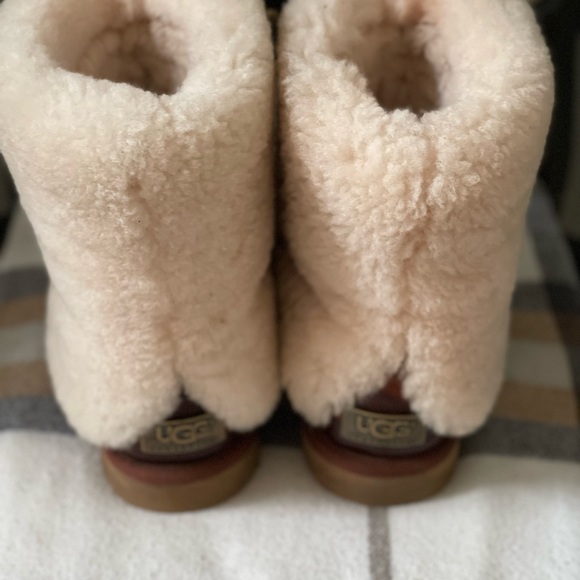 Women’s UGG boots - Picture 3 of 8